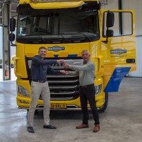 Sander Vlaar neemt sleutels in ontvangst van DAF XF, uit handen van Willem Griffioen van Truckland