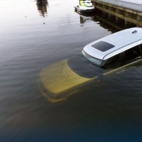 Berging auto te water Gooimeerdijk Almere