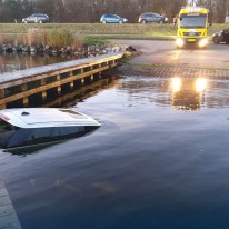 Berging auto te water Gooimeerdijk Almere