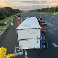 Berging gekantelde vrachtwagen A2 Abcoude