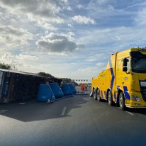 Berging gekantelde vrachtwagen A2 Abcoude