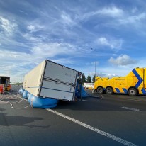 Berging gekantelde vrachtwagen A2 Abcoude