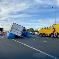 Berging gekantelde vrachtwagen A2 Abcoude