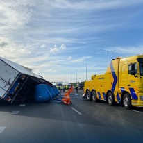 Berging gekantelde vrachtwagen A2 Abcoude