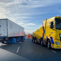 Berging gekantelde vrachtwagen A2 Abcoude