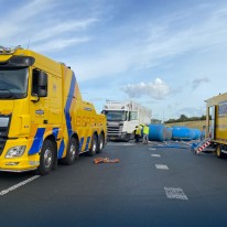 Berging gekantelde vrachtwagen A2 Abcoude