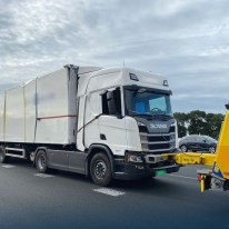 Berging gekantelde vrachtwagen A2 Abcoude