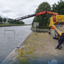 Auto uit water Arkervaart Nijkerk gehesen