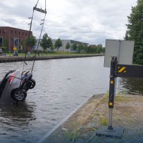 Auto uit water Arkervaart Nijkerk gehesen