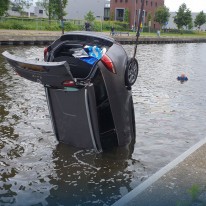 Auto uit water Arkervaart Nijkerk gehesen
