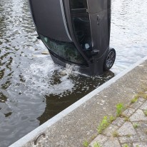 Auto uit water Arkervaart Nijkerk gehesen