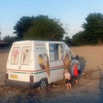 IJscowagen vast in het zand van het Strandbad Duin in Almere Poort