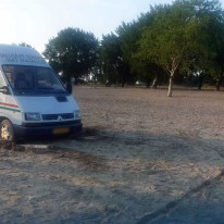 IJscowagen lostrekken uit het zand van het Strandbad Duin in Almere Poort