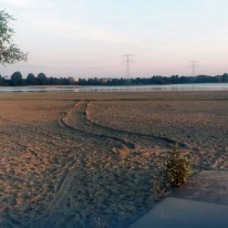 Lostrekken voertuig uit het zand in Almere Poort