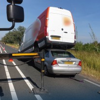 Berging na kop-staartaanrijding tussen personenauto en bestelbus op N201 bij Vinkeveen