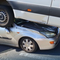 Berging na kop-staartaanrijding tussen personenauto en bestelbus op N201 bij Vinkeveen
