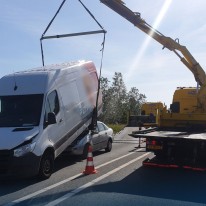 Berging na kop-staartaanrijding tussen personenauto en bestelbus op N201 bij Vinkeveen