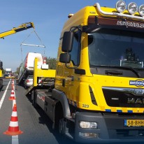 Berging na kop-staartaanrijding tussen personenauto en bestelbus op N201 bij Vinkeveen