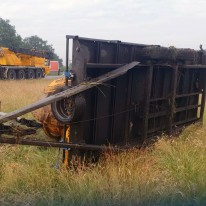 Kraanwagen verliest aanhanger op A1 bij Voorthuizen