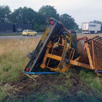 Kraanwagen verliest aanhanger op A1 bij Voorthuizen