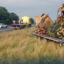 Kraanwagen verliest aanhanger op A1 bij Voorthuizen