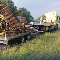 Kraanwagen verliest aanhanger op A1 bij Voorthuizen