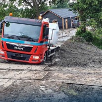 Vrachtwagen vast in modder Kostverlorenweg Amstelveen