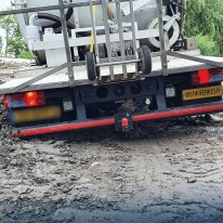 Vrachtwagen met wielen vast in modder Kostverlorenweg Amstelveen
