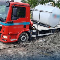Vrachtwagen vast in modder Kostverlorenweg Amstelveen