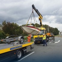 Boot valt van trailer op verbindingsweg A1/A30 bij Barneveld
