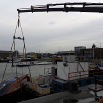 Boot hijsen uit de haven