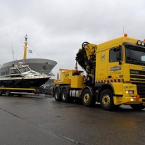 Boot hijsen uit de haven