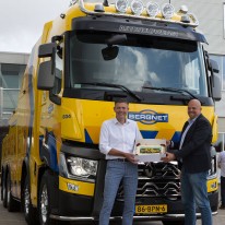 Sander Vlaar neemt taart in ontvangst van Michael Sanders (Volvo Group Truck Center Amsterdam)