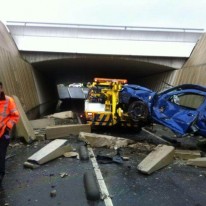 Auto van viaduct gestort.