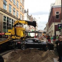 Porsche rijdt zich klem