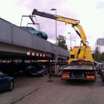 Bergnet haalt auto van parkeerdak