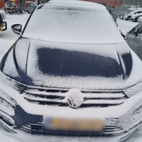 Auto lostrekken uit de sneeuw