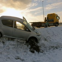 Auto lostrekken uit de sneeuw