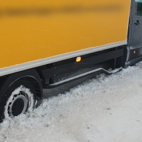 Bakwagen lostrekken uit de sneeuw