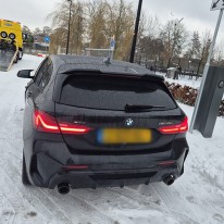 Auto lostrekken uit de sneeuw