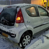 Auto lostrekken uit de sneeuw