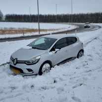 Auto lostrekken uit de sneeuw