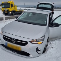 Auto lostrekken uit de sneeuw