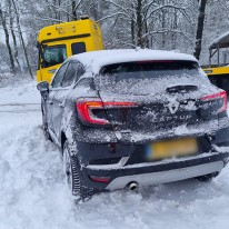 Auto lostrekken uit de sneeuw