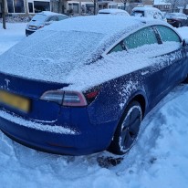 Auto lostrekken uit de sneeuw
