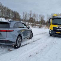 Auto lostrekken uit de sneeuw