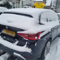 Auto lostrekken uit de sneeuw
