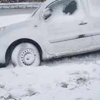Auto lostrekken uit de sneeuw