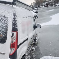 Auto water in gegleden door gladheid