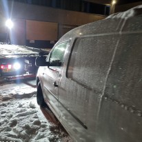 Auto lostrekken uit de sneeuw